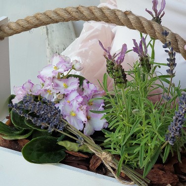 Композиция в деревянном ящике из лаванды и фиалки