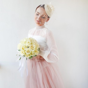 Классический букет невесты из белых роз и зелени