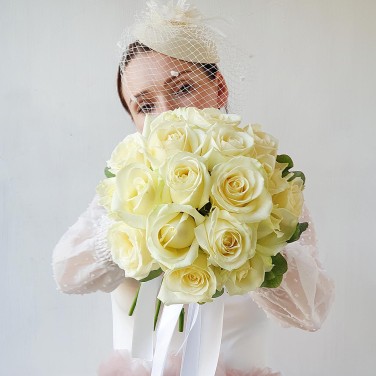 Классический букет невесты из белых роз и зелени