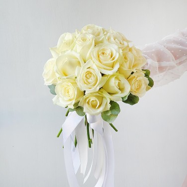 Классический букет невесты из белых роз и зелени