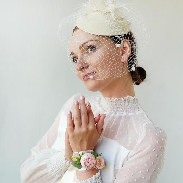 Браслет для невесты или подружек, украшенный розами и зеленью