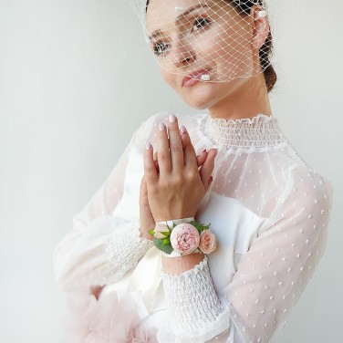 Браслет для невесты или подружек, украшенный розами и зеленью