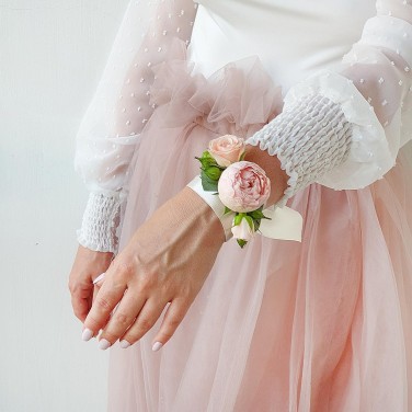 Браслет для невесты или подружек, украшенный розами и зеленью