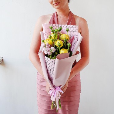 Букет из 5 желтых пионовидных роз и маттиолы в дизайнерской упаковке