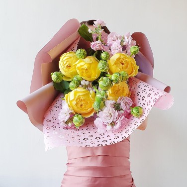 Букет из 5 желтых пионовидных роз и маттиолы в дизайнерской упаковке