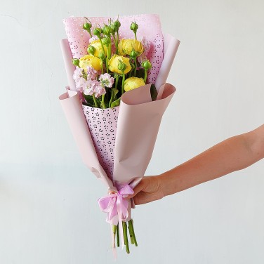 Букет из 5 желтых пионовидных роз и маттиолы в дизайнерской упаковке