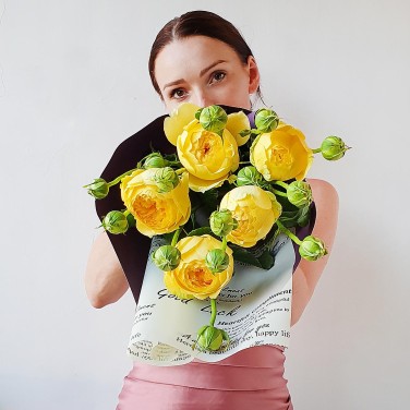 Букет из 5 желтых пионовидных роз в дизайнерской упаковке