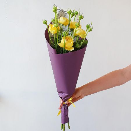 Букет из 5 желтых пионовидных роз в дизайнерской упаковке