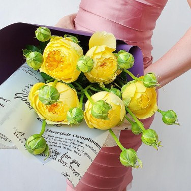 Букет из 5 желтых пионовидных роз в дизайнерской упаковке