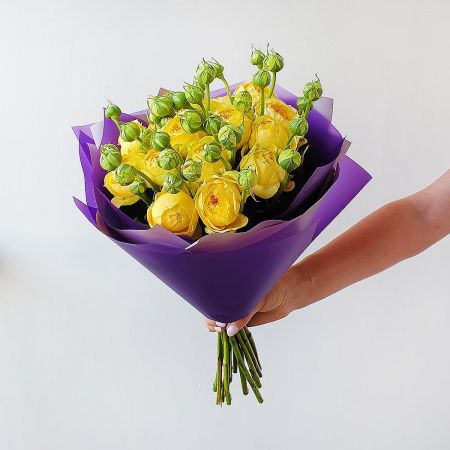 Букет из желтой пионовидной розы в дизайнерской упаковке