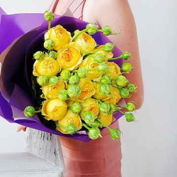 Букет из желтой пионовидной розы в дизайнерской упаковке