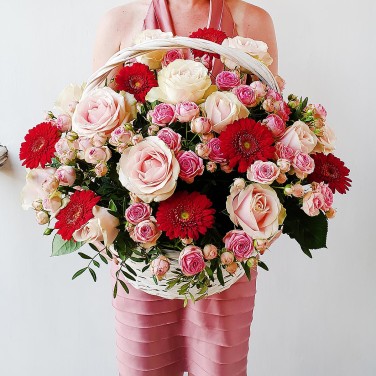 Праздничная корзина из роз, гербер и зелени - Энергия цвета