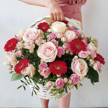 Праздничная корзина из роз, гербер и зелени - Энергия цвета