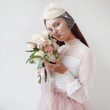 Нежный букет невесты из роз, гвоздик и эустомы