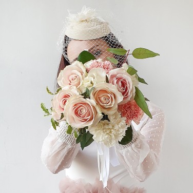 Нежный букет невесты из роз, гвоздик и эустомы