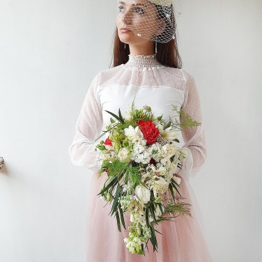 Необычный каскадный букет невесты из роз, маттиолы и зелени