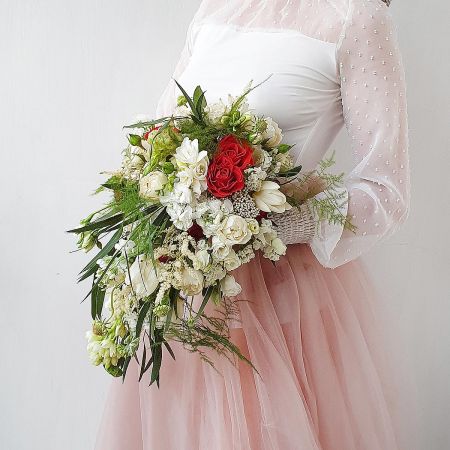 Необычный каскадный букет невесты из роз, маттиолы и зелени
