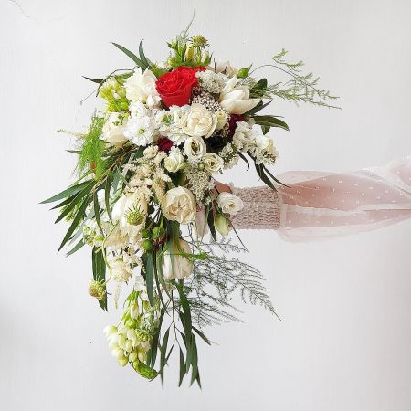 Необычный каскадный букет невесты из роз, маттиолы и зелени