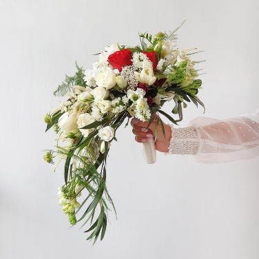 Необычный каскадный букет невесты из роз, маттиолы и зелени