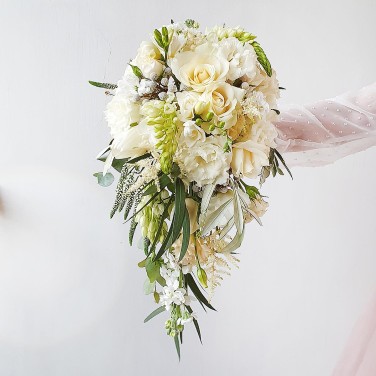 Белый свадебный букет-капля из роз, леувенбека и фрезий
