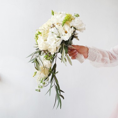 Белый свадебный букет-капля из роз, леувенбека и фрезий