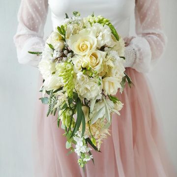 Белый свадебный букет-капля из роз, леувенбека и фрезий