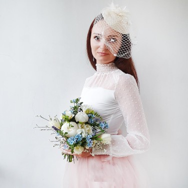 Бело-голубой свадебный букет из пионов, оксипеталума и тюльпанов