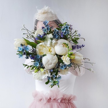 Бело-голубой свадебный букет из пионов, оксипеталума и тюльпанов