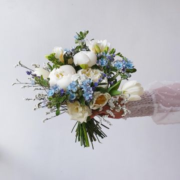 Бело-голубой свадебный букет из пионов, оксипеталума и тюльпанов
