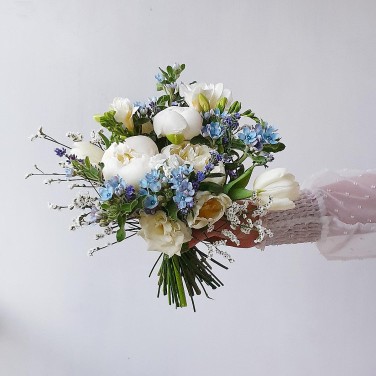 Бело-голубой свадебный букет из пионов, оксипеталума и тюльпанов