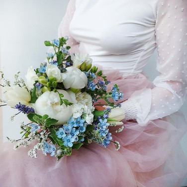 Бело-голубой свадебный букет из пионов, оксипеталума и тюльпанов