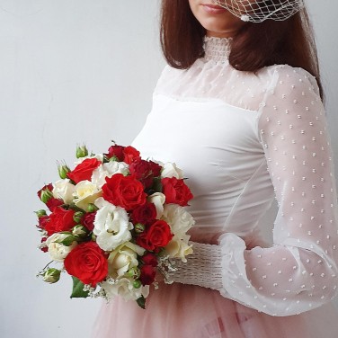 Бело-красный свадебный букет невесты из роз и эустомы