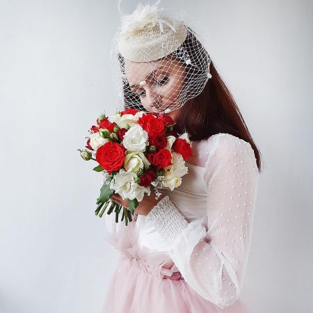 Бело-красный свадебный букет невесты из роз и эустомы