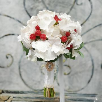 Свадебный букет из белой гортензии и красного гиперикума