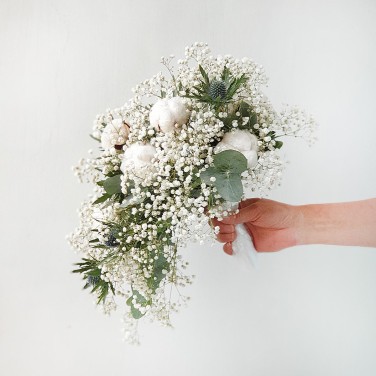 Необычный букет невесты в форме капли из хлопка, эрингиума и гипсофилы