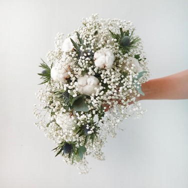 Необычный букет невесты в форме капли из хлопка, эрингиума и гипсофилы