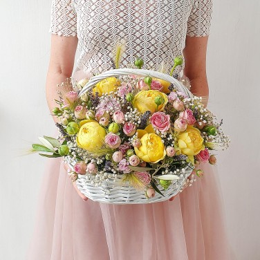 Композиция в корзине из пионовидных роз, гипсофилы и зелени