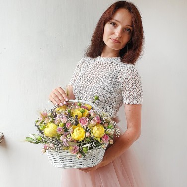 Композиция в корзине из пионовидных роз, гипсофилы и зелени