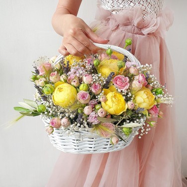 Композиция в корзине из пионовидных роз, гипсофилы и зелени