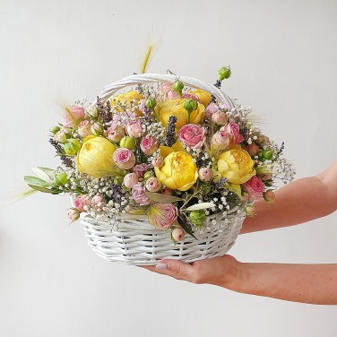 Композиция в корзине из пионовидных роз, гипсофилы и зелени