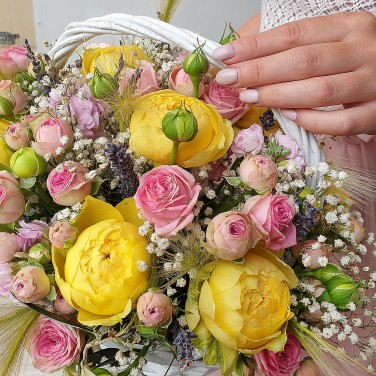 Композиция в корзине из пионовидных роз, гипсофилы и зелени