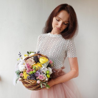 Корзина из пионовидных роз, оливы и лаванды