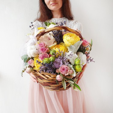 Корзина из пионовидных роз, оливы и лаванды