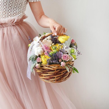 Корзина из пионовидных роз, оливы и лаванды