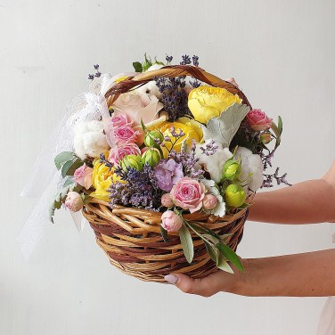 Корзина из пионовидных роз, оливы и лаванды