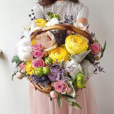 Корзина из пионовидных роз, оливы и лаванды