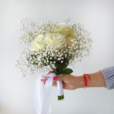 Воздушный букет невесты из роз и гипсофилы