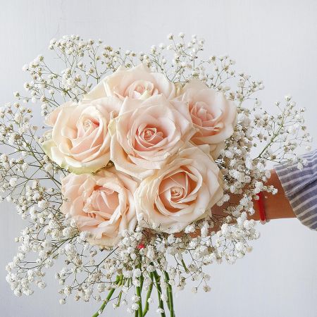 Воздушный букет невесты из роз и гипсофилы