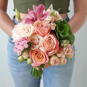 Букет невесты из роз, бовардии и орхидеи