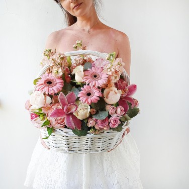 Корзина в розовых тонах из маттиол, орхидей и гербер